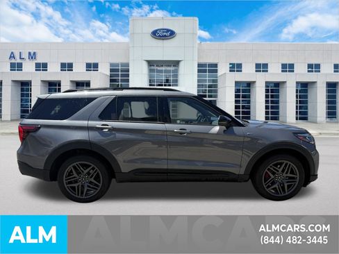 Used 2025 Ford Explorer ST-Line w/ ST-Line Street Pack image 5