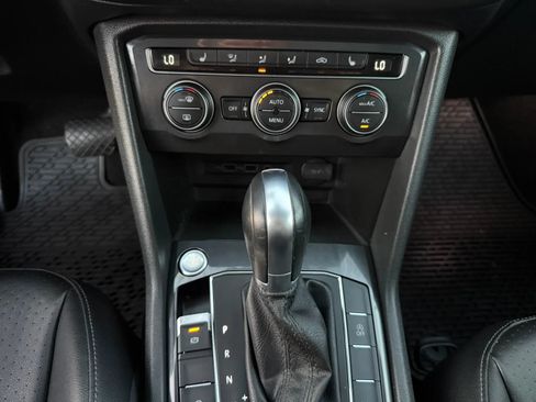 Used 2018 Volkswagen Tiguan SEL AWD/4WD image 22