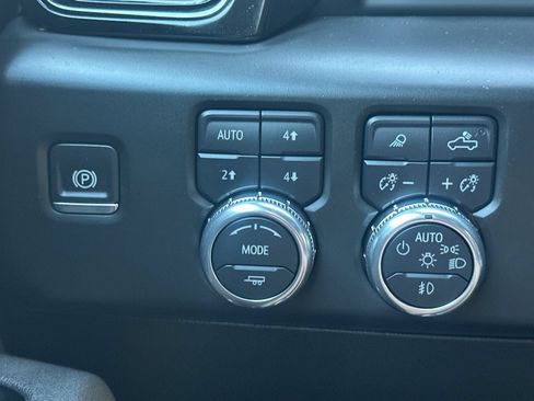 Used 2025 GMC Sierra 2500 AT4 w/ Technology Package AWD/4WD image 31
