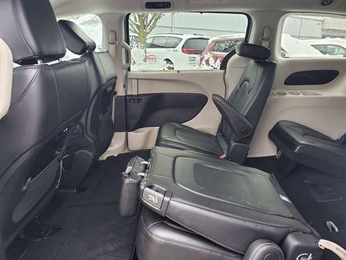 Used 2024 Chrysler Pacifica Touring-L FWD image 23