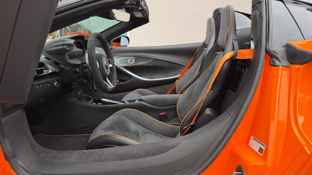 Used 2025 McLaren Artura Spider RWD image 9
