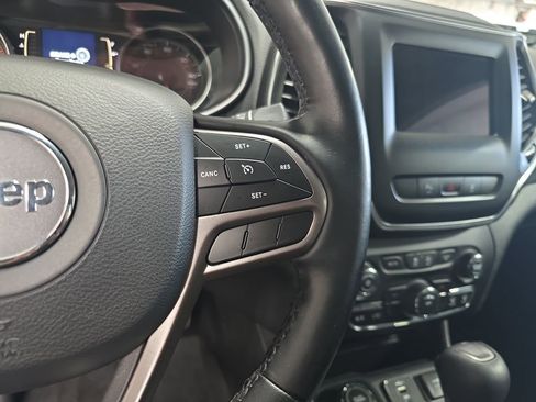 Used 2021 Jeep Cherokee Latitude Plus AWD/4WD image 18