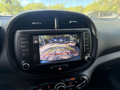 Used 2025 Kia Soul LX w/ LX Technology Package FWD image 17