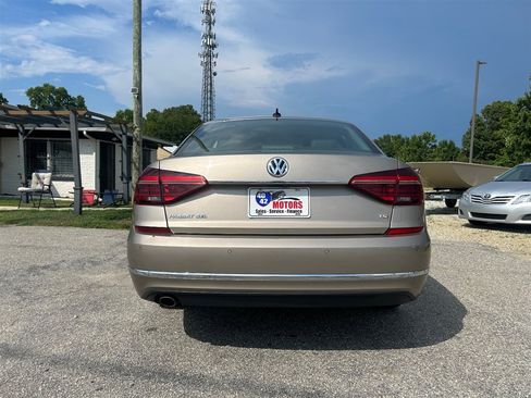 Used 2017 Volkswagen Passat 1.8T SEL Premium FWD image 4
