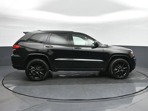 Used 2017 Jeep Grand Cherokee Altitude image 8