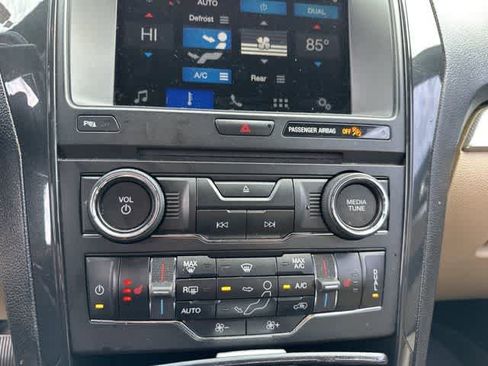 Used 2017 Ford Explorer XLT w/ Equipment Group 202A image 9