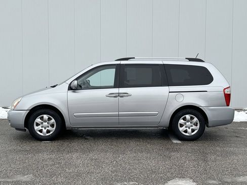 Used 2010 Kia Sedona LX image 2