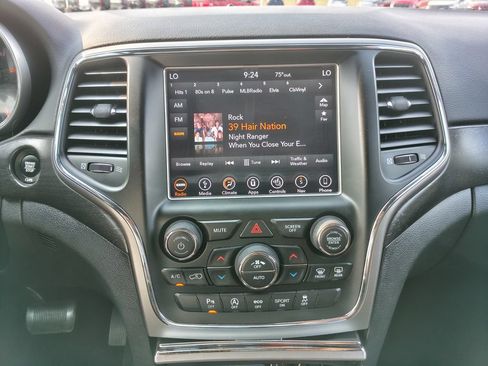 Used 2018 Jeep Grand Cherokee Altitude AWD/4WD image 3