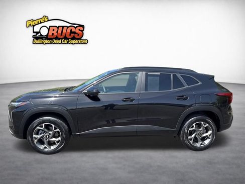 Used 2025 Chevrolet Trax LT FWD image 2