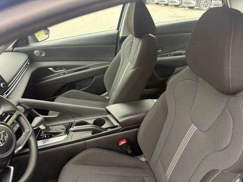 Used 2023 Hyundai Elantra SE w/ Preferred Accessory Package FWD image 18