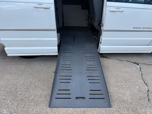 Used 2010 Dodge Grand Caravan SXT w/ Trailer Tow Group FWD image 27