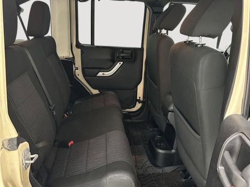 Used 2011 Jeep Wrangler Unlimited Sahara w/ Connectivity Group AWD/4WD image 18