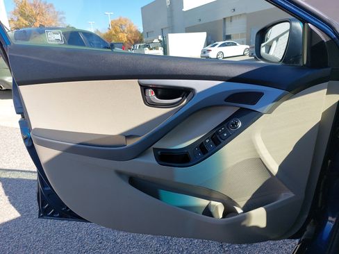 Used 2014 Hyundai Elantra SE image 27