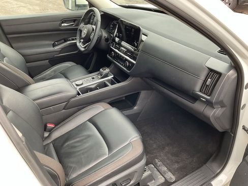 Used 2024 Nissan Pathfinder SL w/ Black Appearance Package AWD/4WD image 18