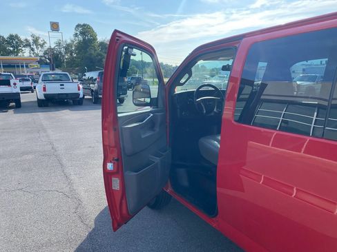 Used 2017 Chevrolet Express 3500 LS RWD image 7