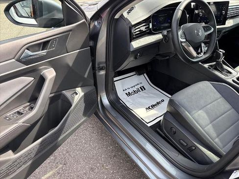 Used 2025 Volkswagen Jetta SE image 11