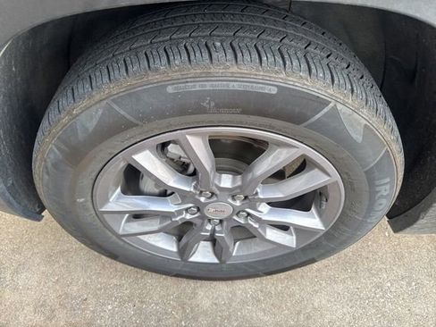 Used 2024 GMC Terrain SLT AWD/4WD image 25