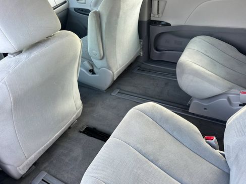 Used 2014 Toyota Sienna L image 15