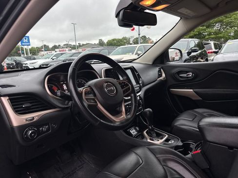 Used 2017 Jeep Cherokee Limited w/ Luxury Group FWD image 15