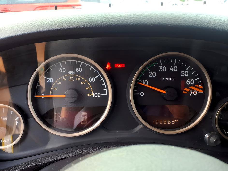 Used 2016 Jeep Wrangler Unlimited Sahara AWD/4WD image 25