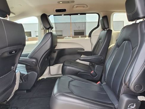 Used 2023 Chrysler Pacifica Touring-L FWD image 26