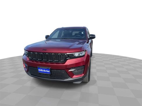 Used 2024 Jeep Grand Cherokee Altitude image 3