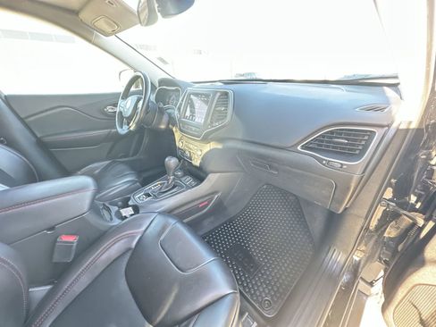 Used 2021 Jeep Cherokee Trailhawk w/ Comfort/Convenience Group AWD/4WD image 28