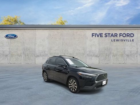 Used 2024 Toyota Corolla Cross XLE w/ Convenience Package FWD image 2