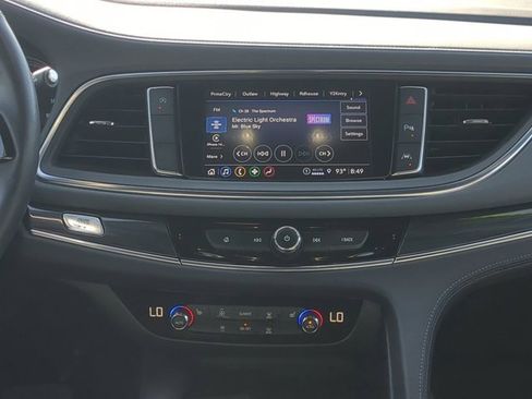 Used 2023 Buick Enclave Essence image 18
