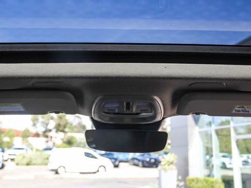 Used 2025 Volvo XC40 B5 Plus image 17