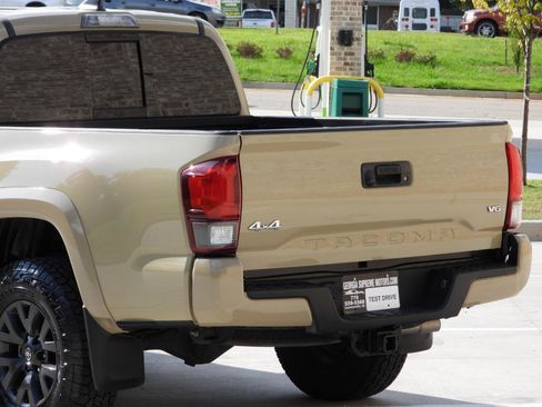 Used 2020 Toyota Tacoma SR5 w/ Technology Package AWD/4WD image 22
