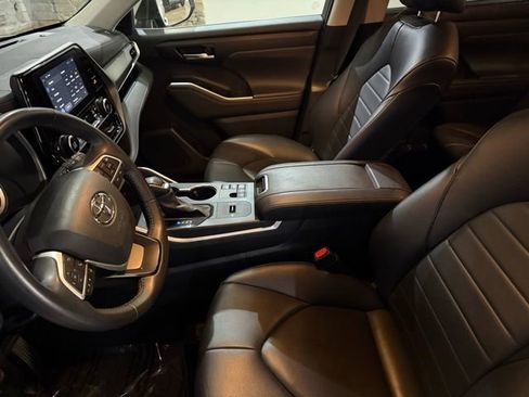 Used 2024 Toyota Highlander XLE image 23