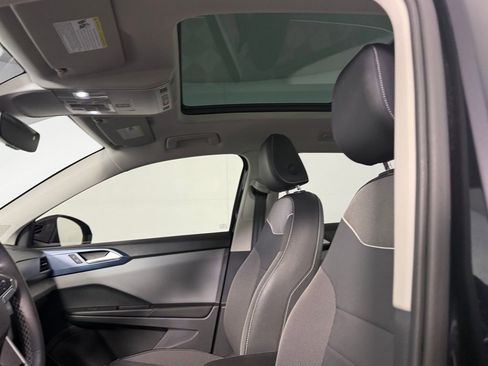 Used 2023 Volkswagen Taos SE w/ Panoramic Sunroof Package image 21