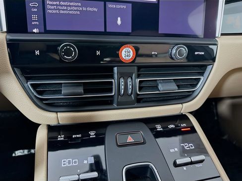 Used 2023 Porsche Macan AWD/4WD image 18
