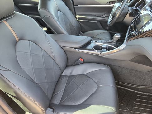 Used 2019 Toyota Camry XLE image 17