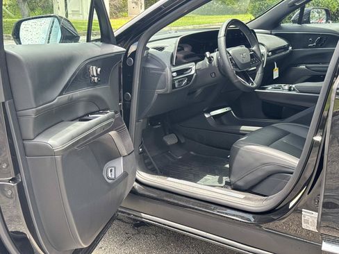 Used 2026 Cadillac Lyriq Luxury AWD/4WD image 13