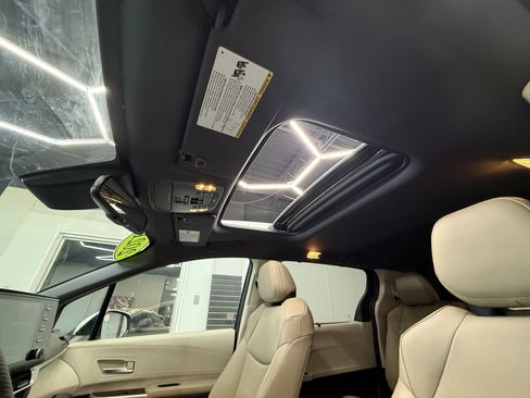 Used 2021 Toyota Sienna XLE image 12