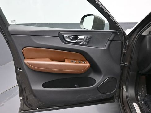 Used 2018 Volvo XC60 T5 Momentum w/ Vision Package AWD/4WD image 18
