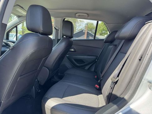 Used 2020 Chevrolet Trax LT w/ LT Convenience Package AWD/4WD image 9