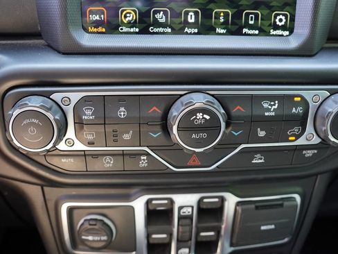 Used 2022 Jeep Gladiator Overland w/ Popular Equipment Package AWD/4WD image 28