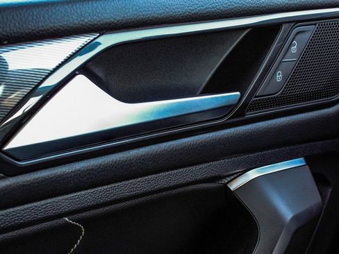 Used 2022 Volkswagen Tiguan SE w/ Panoramic Sunroof Package image 9