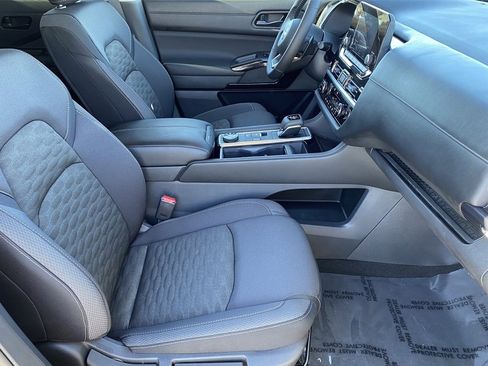 New 2025 Nissan Pathfinder SV image 9