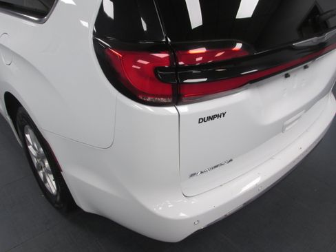 Used 2023 Chrysler Pacifica Touring-L FWD image 11