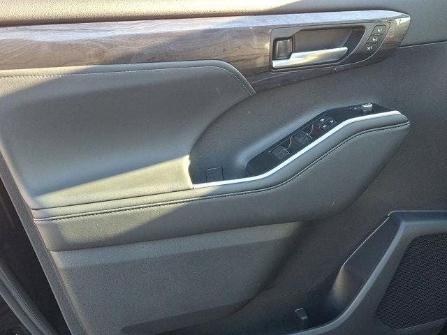 Certified 2026 Toyota Highlander Limited AWD/4WD image 11