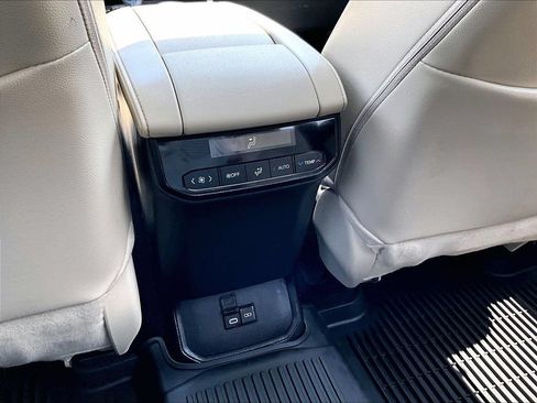 Used 2024 Toyota Highlander XLE FWD image 29