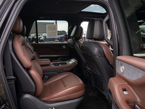 Used 2025 Lincoln Navigator L Reserve image 40
