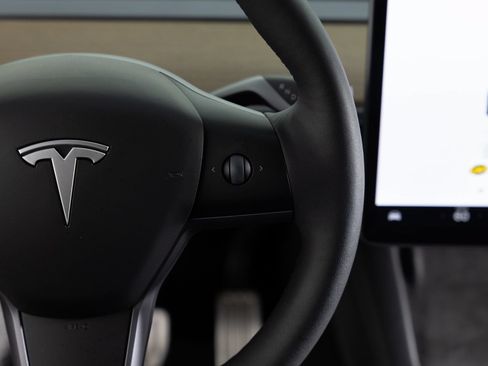 Used 2023 Tesla Model Y Long Range AWD/4WD image 30