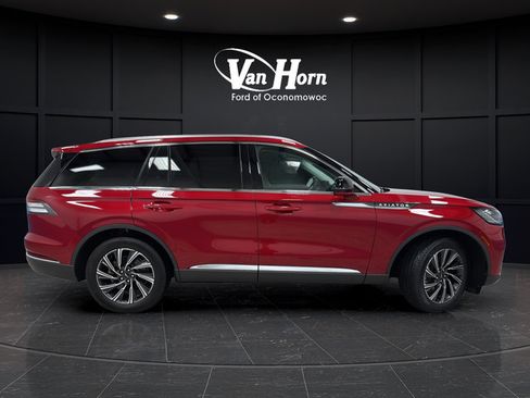 Used 2025 Lincoln Aviator AWD image 2