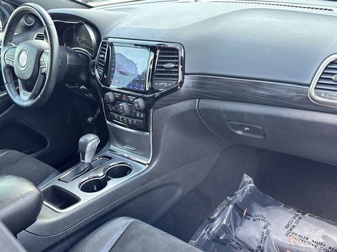 Used 2019 Jeep Grand Cherokee Altitude RWD image 12