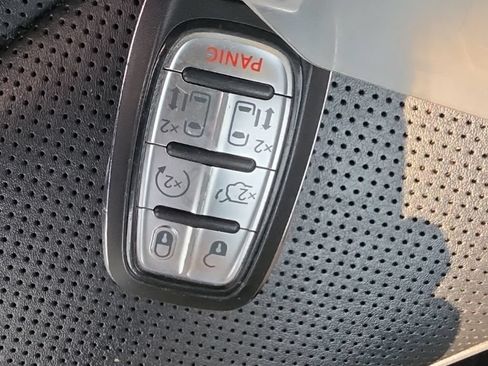 Used 2020 Chrysler Pacifica Limited FWD image 34